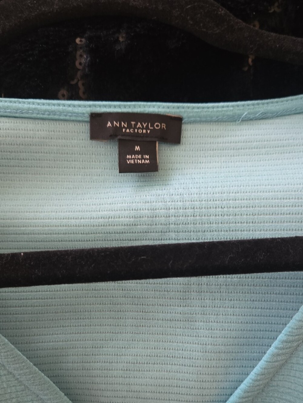 Ann Taylor Textured V-Neck Top | Size Medium - Picture 2 of 3